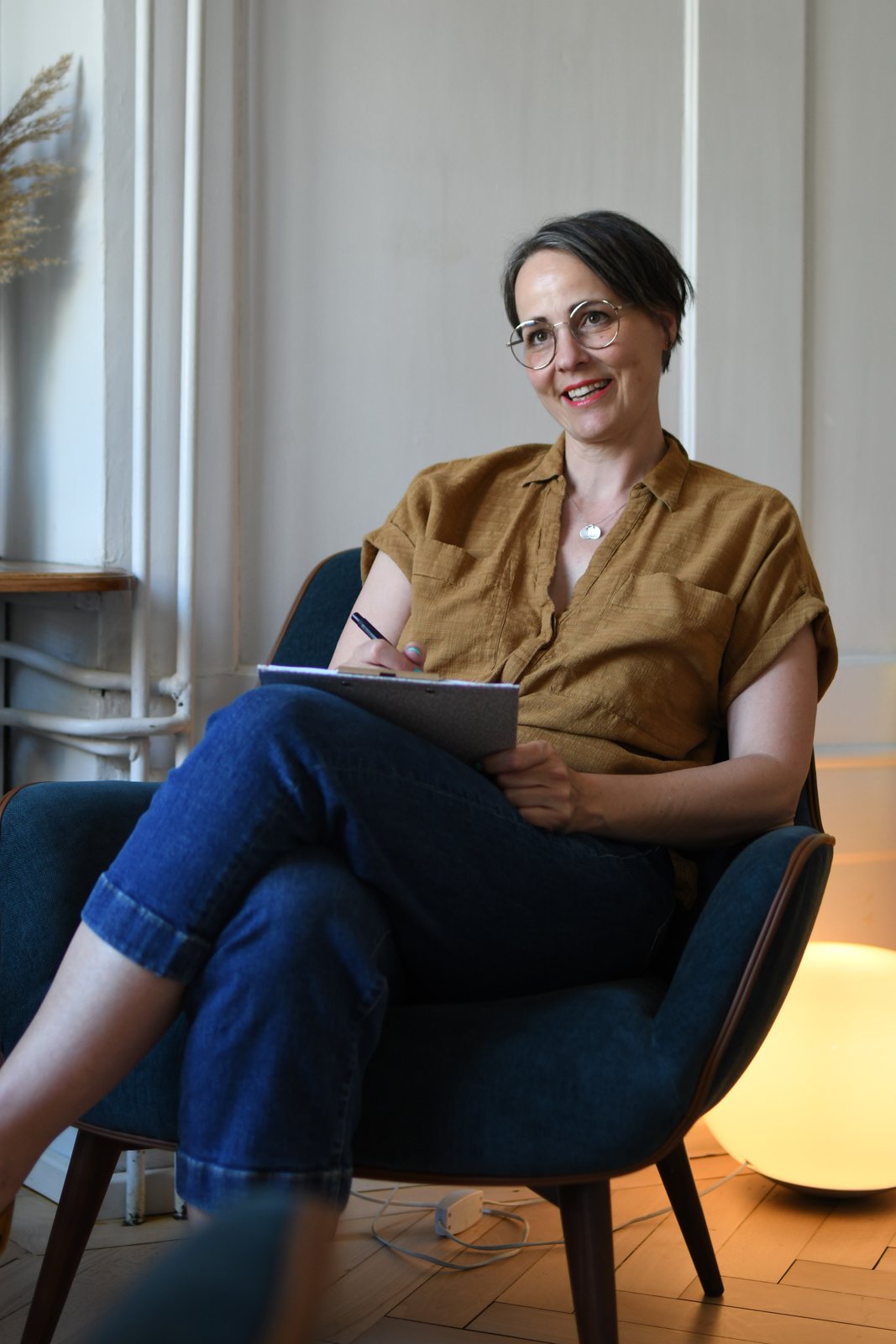Mirella Capin mit Notizen im Sessel